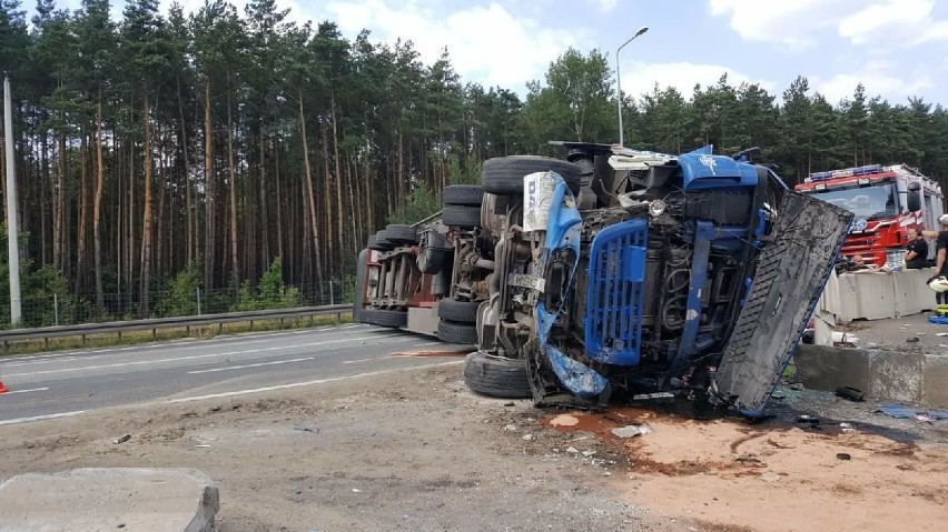 Kierowca ciężarówki zginął na S1 w Mierzęcicach. Kierujący osobówką zawracał w niedozwolonym miejscu. Prokuratura wszczęła śledztwo