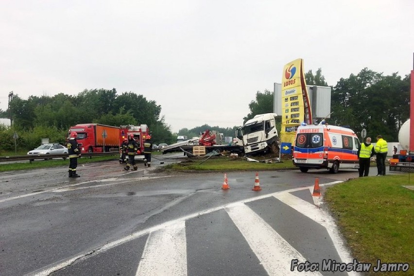 Tir wjechał w baner reklamowy na stacji paliw przy DK 1 w Czechowicach-Dziedzicach [ZDJĘCIA, WIDEO]