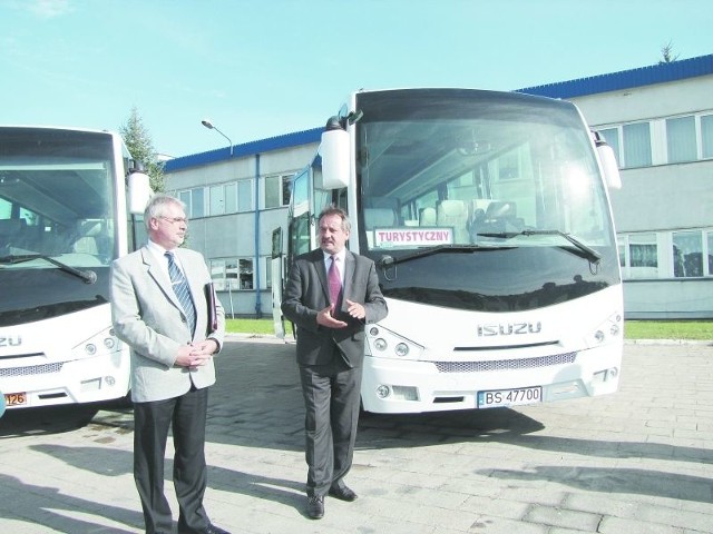 &#8211; Pasażerowie będą mieli w tym autokarze komfortowe warunki &#8211; mówi Leszek Cieślik, prezes suwalskiego PKS (z prawej).