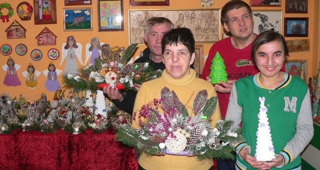 Na kiermasz świąteczny zapraszają: Iwona, Katarzyna, Marek i Grzesio z buskich Warsztatów Terapii Zajęciowej.