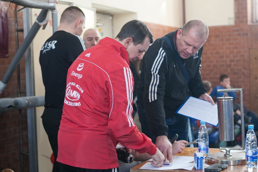 Boks. Szkoleniowe walki sparingowe na Ogrodowej w Słupsku.