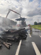 Pożar ciężarówki na DK25 w powiecie mogileńskim. Na drogę spadały podkłady kolejowe