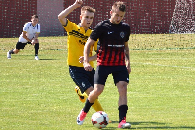 Przemysław Porębski (w tyle) postawił pieczęć na wygranej Trzebini nad Wisłą Sandomierz 2:0