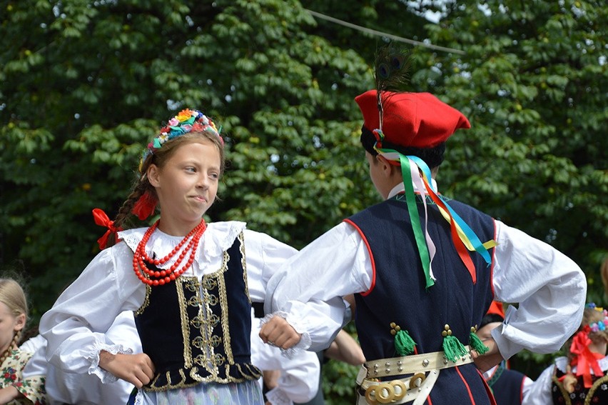 Krakowskie pawie piórka i gruzińskie śpiewy na estradzie przed ratuszem [ZDJĘCIA]