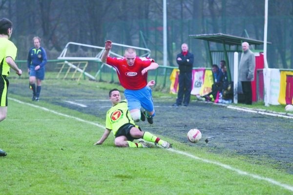 Supraślanka Supraśl (czerwone stroje) nie jest bez szans w konfrontacji z liderem, Olimpią Elbląg