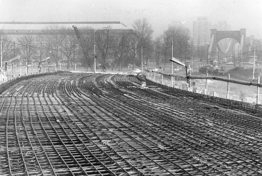 Rok 1983. Budowa estakady w kierunku placu Grunwaldzkiego
