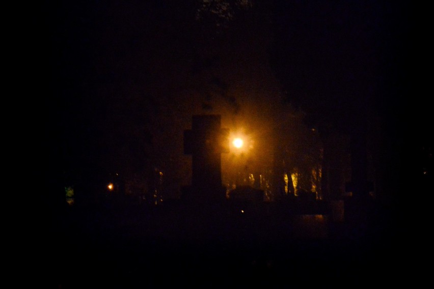 Cmentarz przy Lipowej w Lublinie wieczorową porą. Zobacz zdjęcia