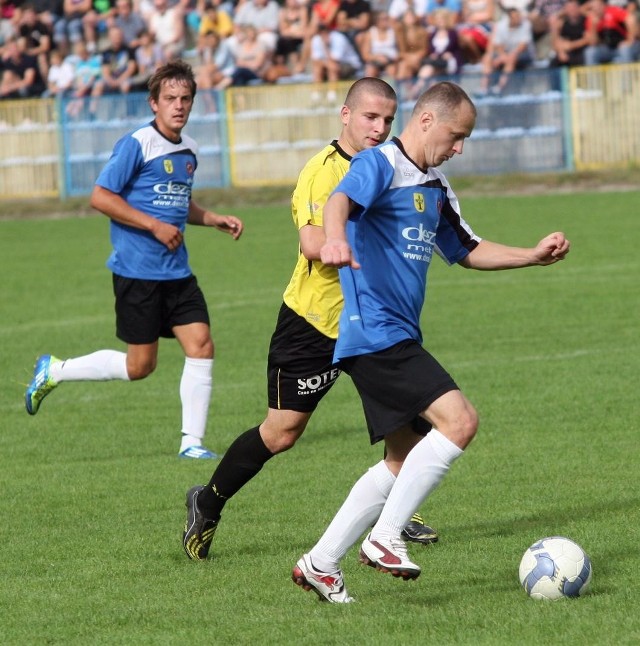 Piłkarze Stali Nowa Dęba (niebiesko-białe koszulki) pokonali u siebie Kolbuszowiankę Kolbuszowa.