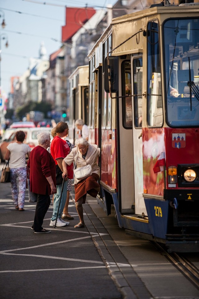 Ulica Gdańska jest dobrym przykładem miejsca, gdzie wsiadanie i wysiadanie z tramwaju może sprawiać sporo problemów.