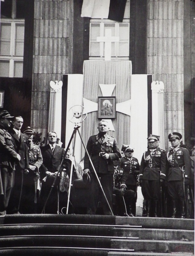 Wojewoda Michał Grażyński podczas obchodów 15. rocznicy III...