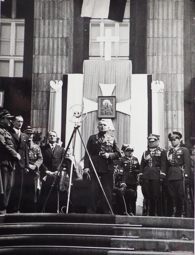 Wojewoda Michał Grażyński podczas obchodów 15. rocznicy III powstania śląskiego