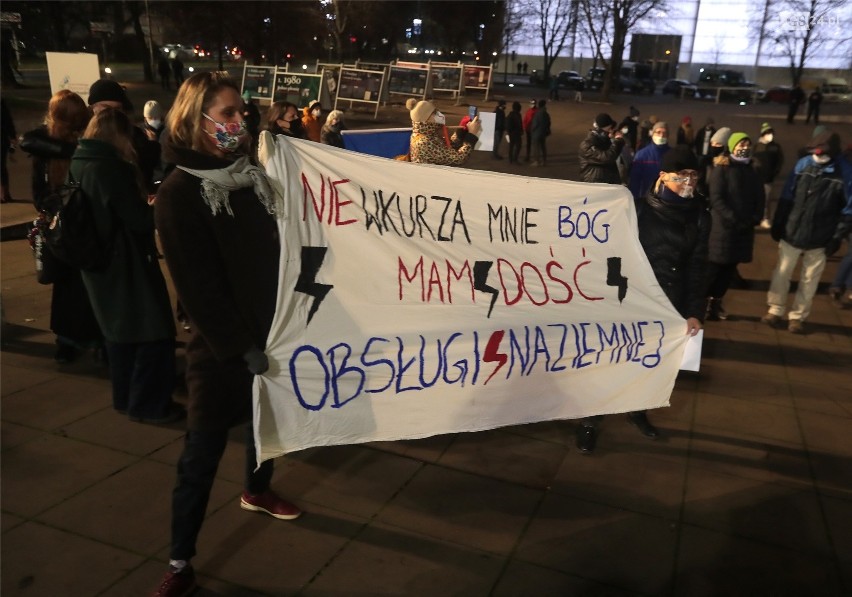 Strajk kobiet w Szczecinie. "Nie będziemy wam po(d)ręczne". Protest na placu Solidarności - 5.12.2020