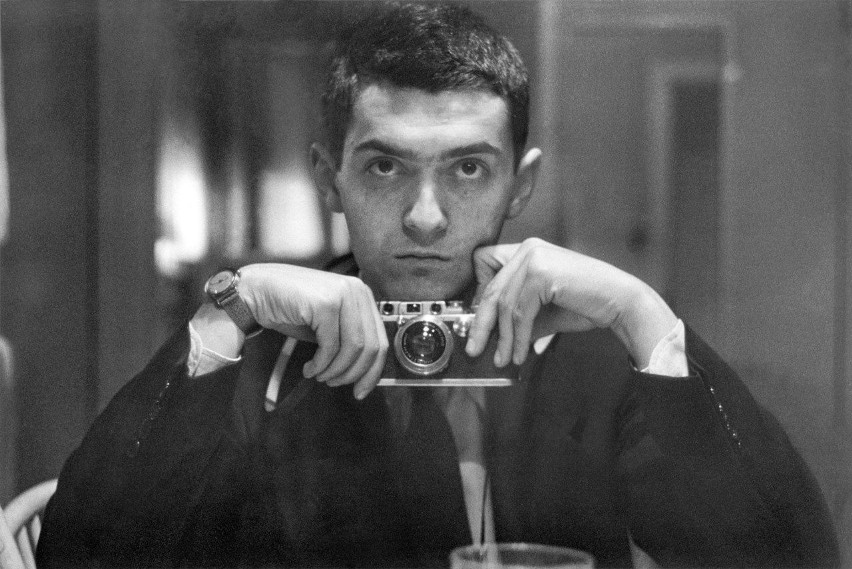 Autoportret Kubricka z aparatem Leica III 

Domena publiczna
