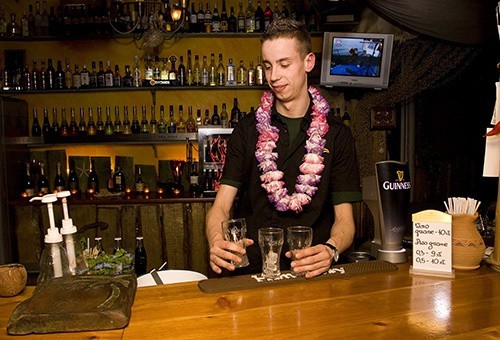 Piątek w Passion Beach
Barman