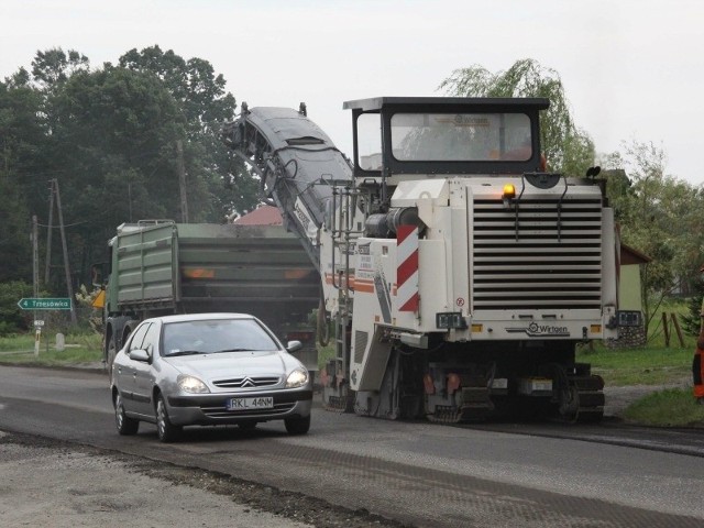 Jeżeli w twojej okolicy są dziurawe jezdnie poinformuj nas o tym. Wszystkie zgłoszenia przekażemy do Miejskiego Zarządu Dróg, który zleca remonty. Na sygnały czekamy w godz. 8-15 pod numerem telefonu 17 867-22-45. Zgłoszenia można wysyłać także pod adres mailowy b.gubernat@nowiny24.pl.