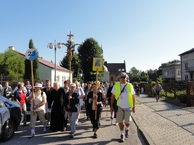 Pielgrzymi rozpoczęli swoją wędrówkę przed kościołem Podwyższenia Krzyża Świętego w Zwoleniu  Ze Zwolenia na Jasną Górę 