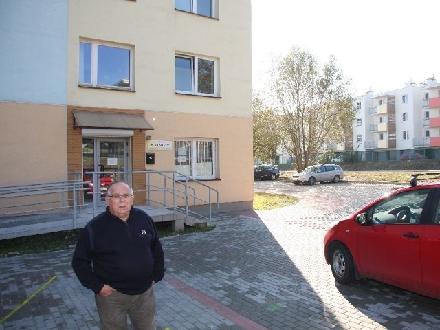 Bogumił Bujak, prezes Stowarzyszenia Sportu i Rehabilitacji Start w Kielcach, cieszy się z nowego parkingu koło budynku, w którym będzie działała giełda sprzętu zimowego.