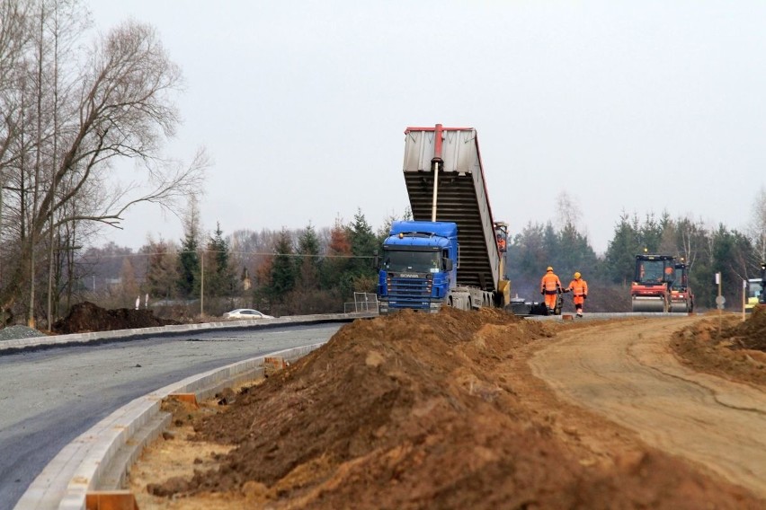 Pierwszy asfalt na obwodnicy Leśnicy