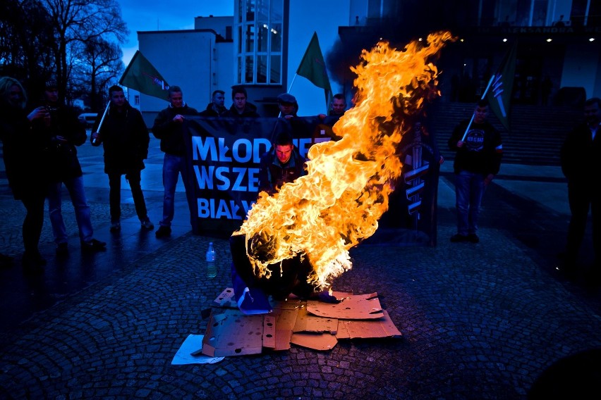 Młodzież Wszechpolska w Białymstoku spaliła kukłę kanclerz...