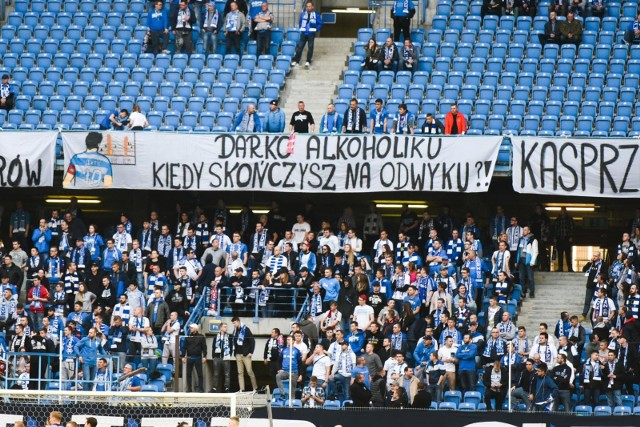 Podczas meczu Lecha z Pogonią na trybunach pojawiły się obraźliwe transparenty pod adresem piłkarzy.