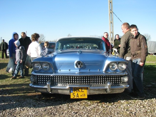 Na giełzie można znaleźć wiele nietypowych rzeczy i samochodów. Na zdjęciu amerykański buick special, którego właściciel wycenił na 65 tys. zł.