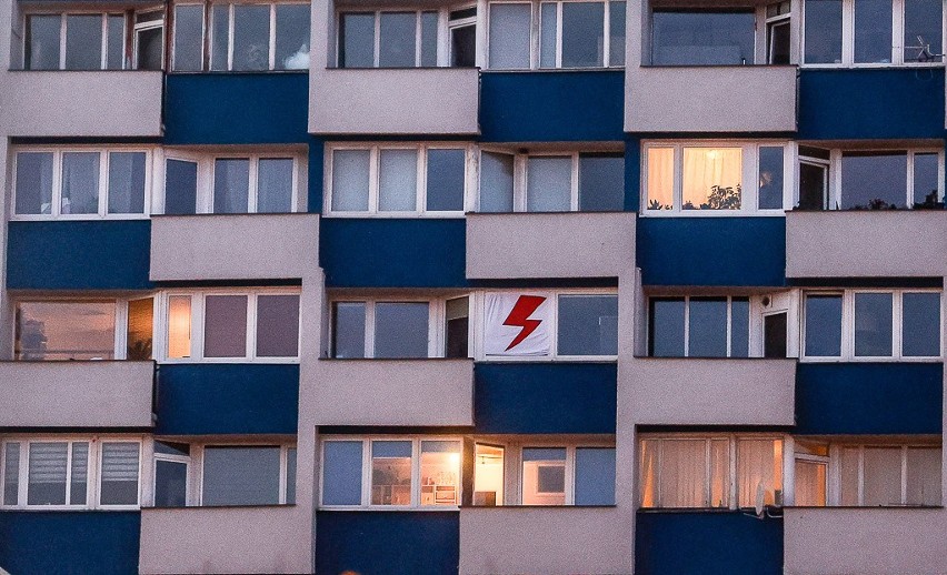 Mieszkańcy Gdańska solidaryzują się z kobietami w proteście. Symbole strajku kobiet w oknach gdańszczan. Zdjęcia