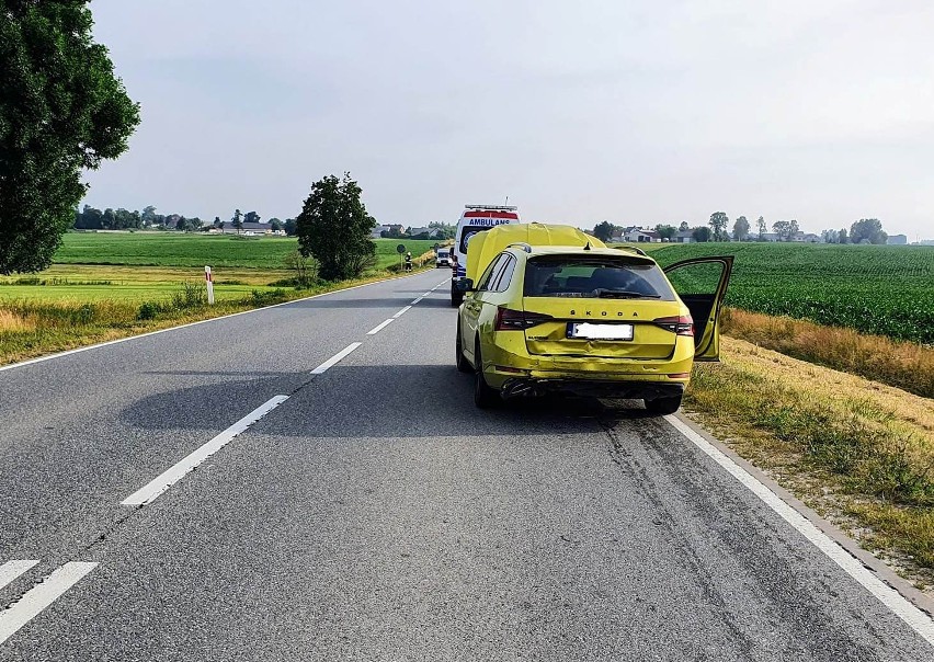 Wypadek w Rogowie-Folwarku, na drodze wojewódzkiej nr 677. 30.06.2022 doszło do zderzenia pięciu pojazdów. Zdjęcia