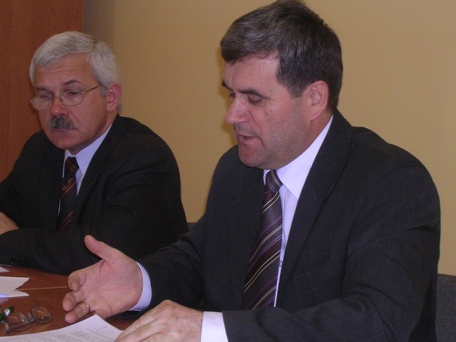 Poprzez zastosowanie nowocześniejszego koagulantu poprawią się walory smakowe, zapach i barwa wody - tłumaczy Antoni Sikoń, prezes Tarnobrzeskich Wodociągów (z prawej).