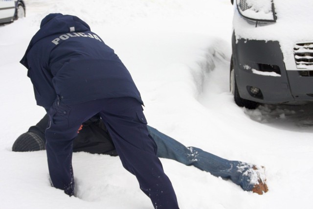 Policjant po służbie zauważył mężczyznę leżącego na śniegu