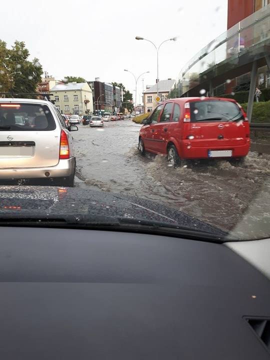 Otrzymaliśmy od Was ciekawe zdjęcia po wczorajszej burzy, która przeszła nad Podkarpaciem. Dziękujemy!Rzeszów wczoraj. Zdjęcie przysłała p. Lidzia.