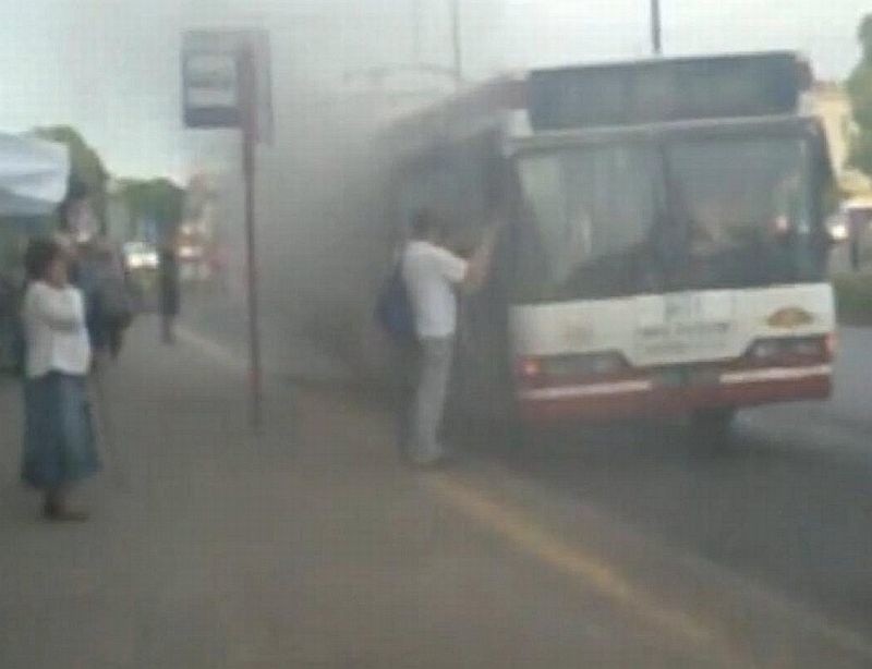 Pożar autobusu w Radomiu. Pasażerowie mieli problem z wyjściem (video, zdjęcia)  