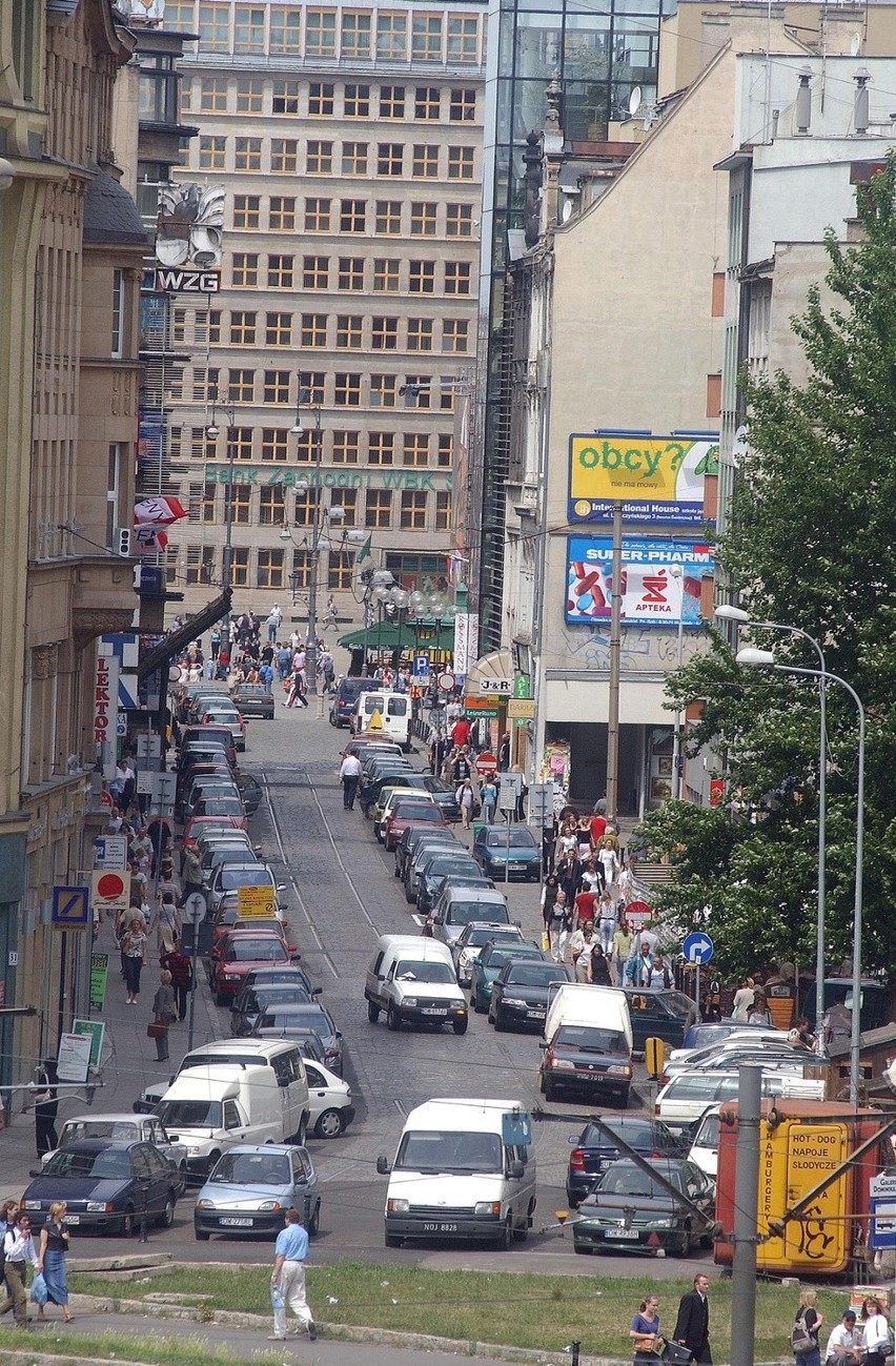 Ul. Oławska w 2004 roku przed gruntowną przebudową