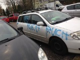 Napisy RUCH na samochodach: Na będzińskim Warpiu ktoś pomazał samochody sprejem ZDJĘCIA