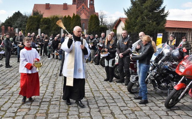 W Bazylice Mniejszej Imienia Najświętszej Maryi Panny w Inowrocławiu w Wielką Sobotę odbyła się "Motoświęconka". Ks. Dariusz Żochowski poświęcił wielkanocne pokarmy, które pod świątynię przywieźli motocykliści z Raiders Club Inowrocław