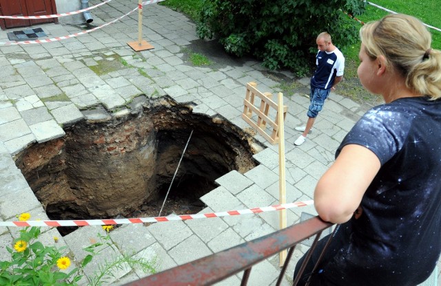 Dziura na ul. Niecałej to skutek awarii instalacji wodociągowej