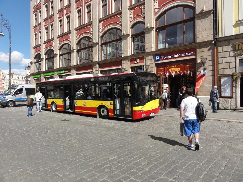 Wrocławianie oglądali nowy autobus. Co sądzą o Solarisach? (ZDJĘCIA)