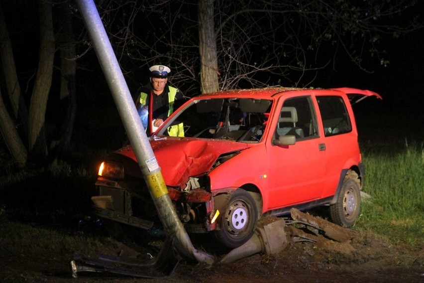 Wypadek na Gądowie. Mężczyzna w cinquecento wjechał w latarnię (ZDJĘCIA)