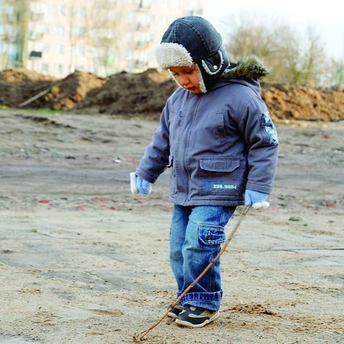 Dzieci mieszkające w okolicy ul. Kosynierów Gdyńskich nie maja wyboru, muszą bawić się na betonowej pustyni.