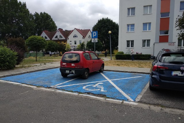 „Oznakowanie niepełnosprawnego w aucie było widoczne, ale czy upoważnia do zajmowania dwóch miejsc tak małym autem drugiej osobie, która też potrzebuje zaparkować? Nawet takie osoby nie szanują samych siebie” – napisał w mailu do naszej redakcji Czytelnik i przysyłał zdjęcie autodrania w Zielonej Górze.