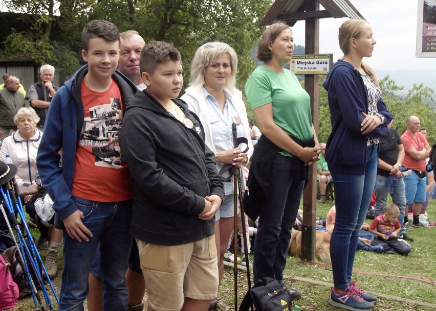 Odkryj Beskid Wyspowy. 53 złote rysie na Miejskiej Górze. W niedzielę szczyt zdobyło ponad 700 turystów