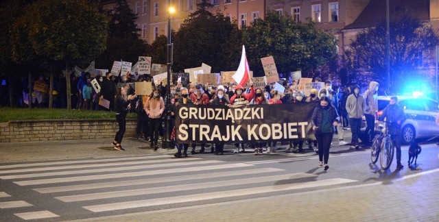 Wtorkowy protest, podobnie jak trzy poprzednie, rozpoczął się na Rynku w Grudziądzu. Stąd protestujący ruszyli ulicami centrum miasta. Zapowiadają blokowanie największych skrzyżowań. 