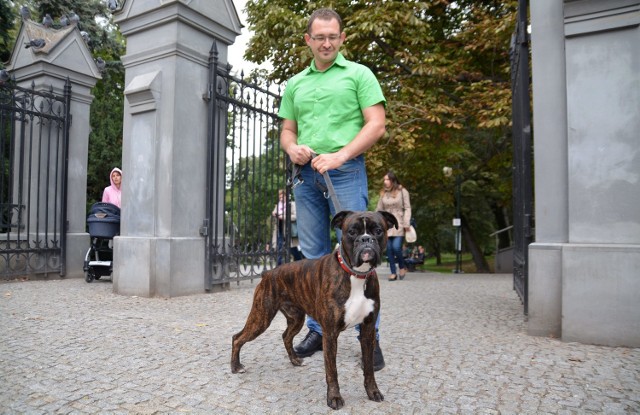 Bartłomiej Bałaban przed wejściem do Ogrodu Saskiego.