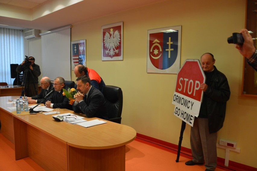Transparenty i obelgi na sesji Rady Powiatu Ostrowieckiego. Obrady przerwano