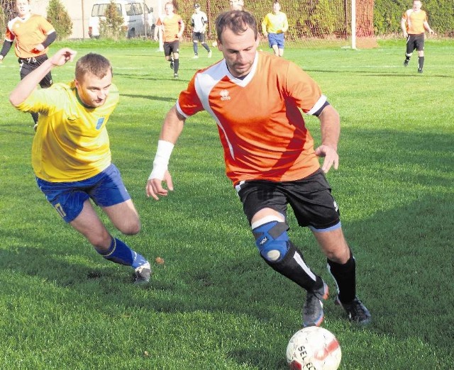 Artur Zwoźniak (Strażak) gra rzadziej z powodu urazu kolana.