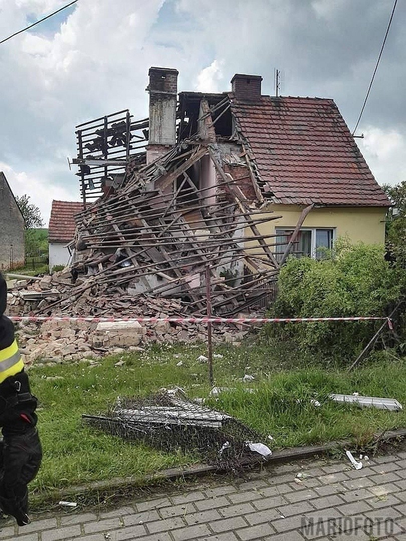 Zniszczony przez wybuch gazu dom w Nowakach.