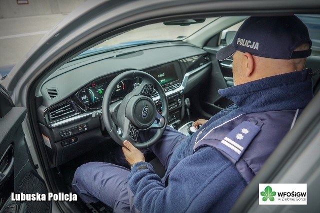 Do floty Lubuskiej Policji dołączyły dwa wyjątkowe radiowozy. To w pełni elektryczne auta, a ich zakup był możliwy dzięki dofinansowaniu od Wojewódzkiego Funduszu Ochrony Środowiska i Gospodarki Wodnej w Zielonej Górze. Fot. Policja.pl
