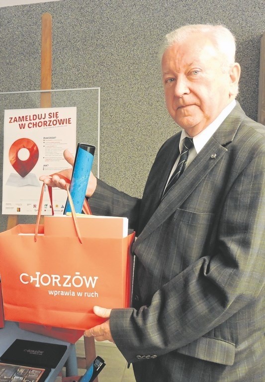 Stefan Jarczyk prezentuje chorzowski pakiet powitalny