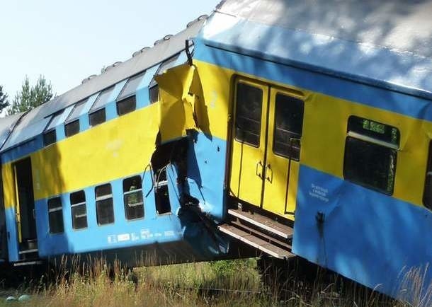 Czołowe zderzenie pociągów relacji Szczecinek - Słupsk. Dużo osób jest rannych (wideo, zdjęcia)