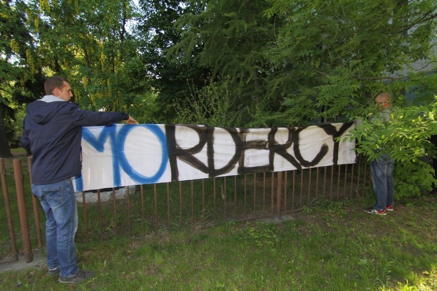 Około 100 osób protestowało pod komisariatem policji Wrocław...