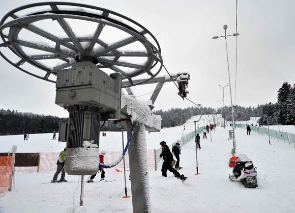 W polskich Bieszczadach zimy są coraz krótsze i coraz mniej śnieżne. Przyrodnicy pytają: - Jaki jest sens budowy kolejnych wyciągów, skoro i tak przyniosą straty? 